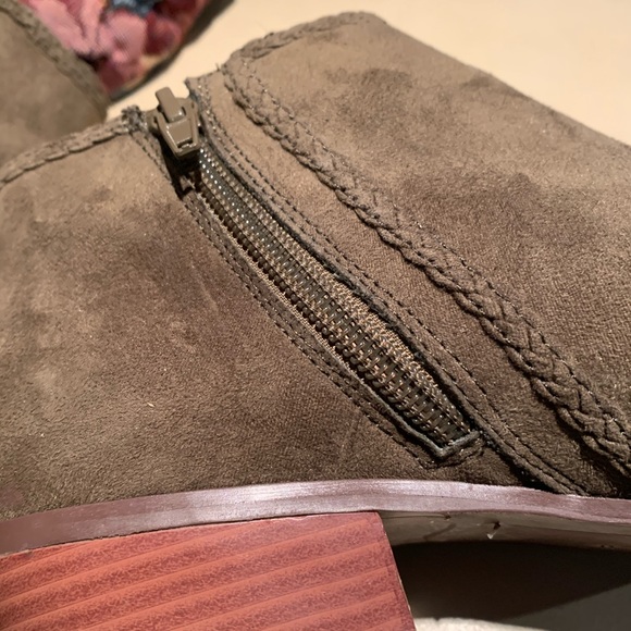 Expressions size 9 moss green bootie - Picture 3 of 7